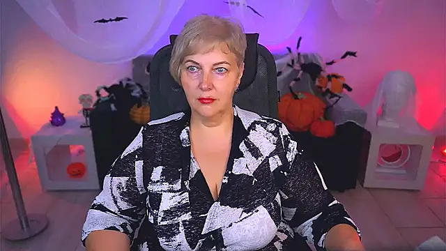 Snapshot of MaryMogan chatting on 10.23.25 MaryMogan online show from 10.23.25