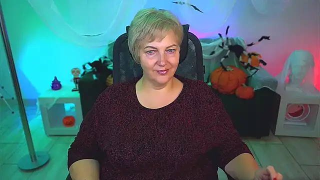 Snapshot of MaryMogan chatting on 10.24.25 MaryMogan online show from 10.24.25