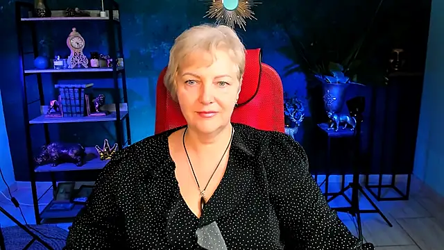 Snapshot of MaryMogan chatting on 10.27.25 MaryMogan online show from 10.27.25