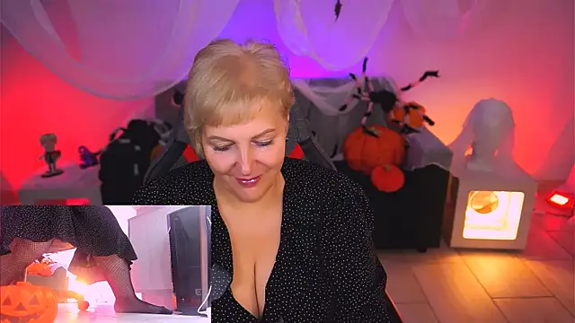 Snapshot of MaryMogan chatting on 10.31.25 MaryMogan online show from 10.31.25