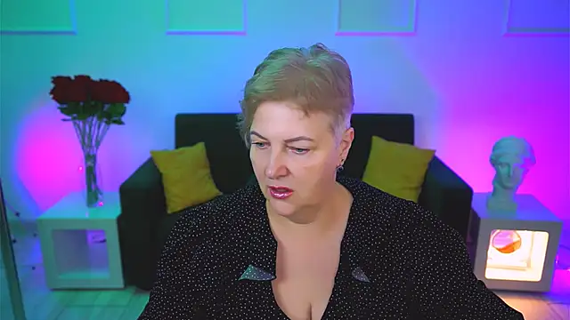 Snapshot of MaryMogan chatting on 11.10.25 MaryMogan online show from 11.10.25