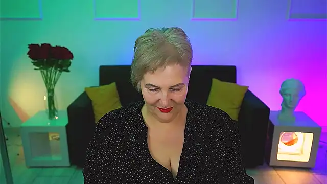 Snapshot of MaryMogan chatting on 11.11.25 MaryMogan online show from 11.11.25