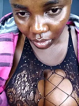 Snapshot of TheSpiceyQueen chatting on 10.29.25 TheSpiceyQueen online show from 10.29.25