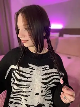 Snapshot of YourLittleDevil chatting on 10.01.25 YourLittleDevil online show from 10.01.25