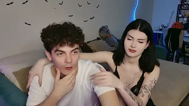 Snapshot of Alice18James chatting on 10.28.25 Alice18James online show from 10.28.25