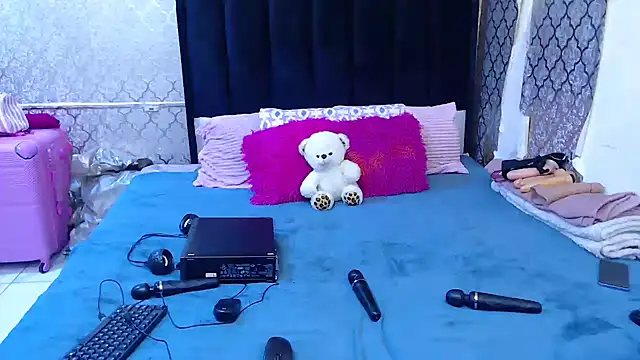 SexyPetitex25 online show from 09.30.25