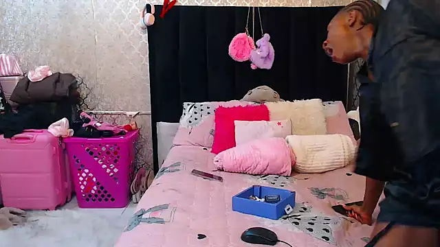 SexyPetitex25 online show from 11.19.25