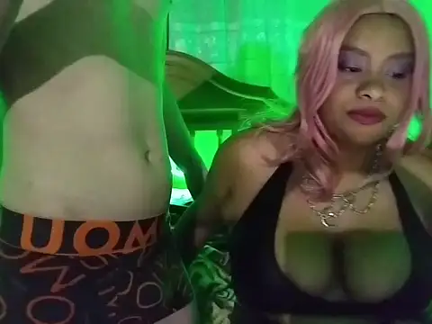 Snapshot of queencinnamon chatting on 10.24.25 queencinnamon online show from 10.24.25