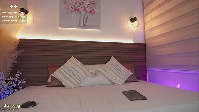 Snapshot of cinthia_jones2 chatting on 10.10.25 cinthia jones2 online show from 10.10.25