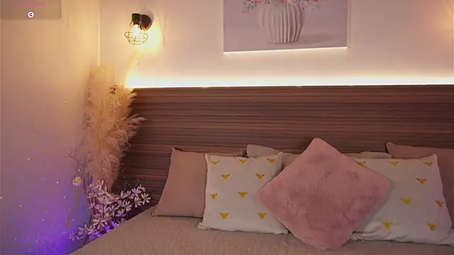 Snapshot of cinthia_jones2 chatting on 10.24.25 cinthia jones2 online show from 10.24.25