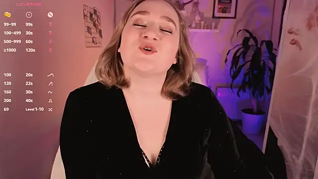 Snapshot of Kitty_Rest_ chatting on 10.21.25 Kitty Rest online show from 10.21.25