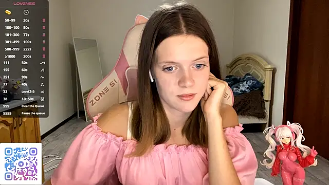 Snapshot of VibeQueenLucy chatting on 09.27.25 VibeQueenLucy online show from 09.27.25