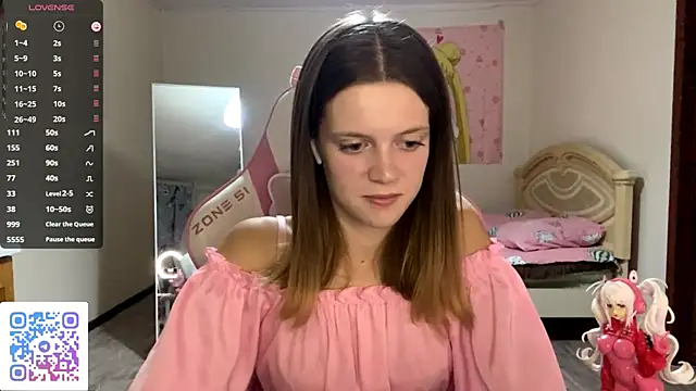 Snapshot of VibeQueenLucy chatting on 10.01.25 VibeQueenLucy online show from 10.01.25