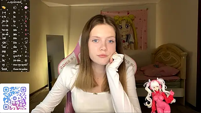 Snapshot of VibeQueenLucy chatting on 10.07.25 VibeQueenLucy online show from 10.07.25