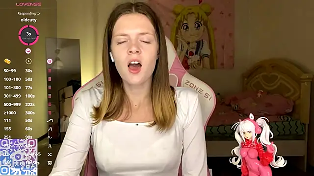 Snapshot of VibeQueenLucy chatting on 10.21.25 VibeQueenLucy online show from 10.21.25