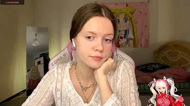 Snapshot of VibeQueenLucy chatting on 11.04.25 VibeQueenLucy online show from 11.04.25