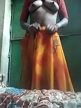 Snapshot of Hita_Grewal chatting on 10.29.25 Hita Grewal online show from 10.29.25