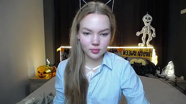 Snapshot of StellaLight chatting on 10.20.25 StellaLight online show from 10.20.25