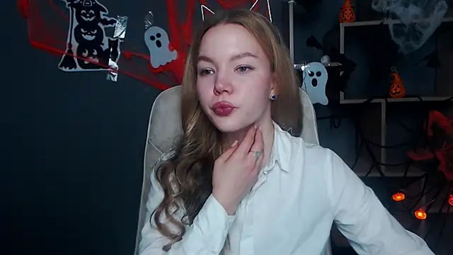 Snapshot of StellaLight chatting on 10.29.25 StellaLight online show from 10.29.25