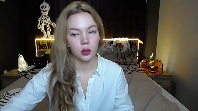 Snapshot of StellaLight chatting on 10.31.25 StellaLight online show from 10.31.25