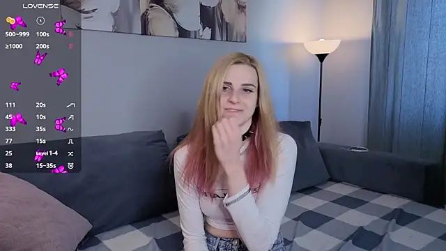 Snapshot of HelenMartines chatting on 10.17.25 HelenMartines online show from 10.17.25