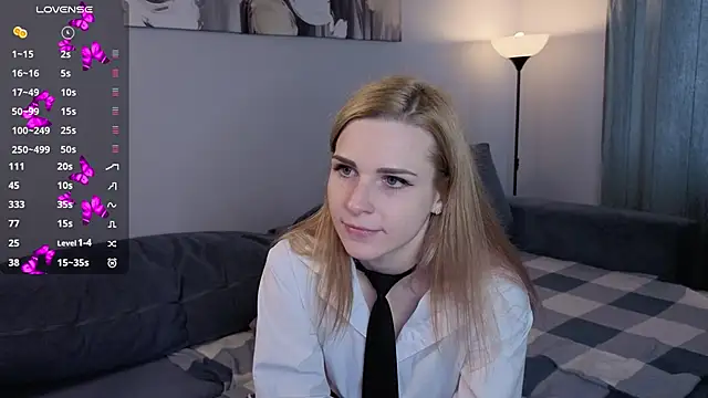 Snapshot of HelenMartines chatting on 10.28.25 HelenMartines online show from 10.28.25