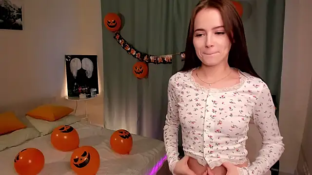 Snapshot of Chloeee4200 chatting on 10.27.25 Chloeee4200 online show from 10.27.25