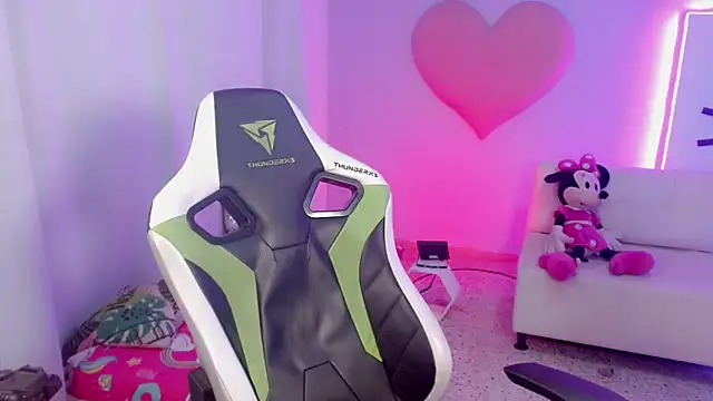 Snapshot of mishel_hott chatting on 10.05.25 mishel hott online show from 10.05.25