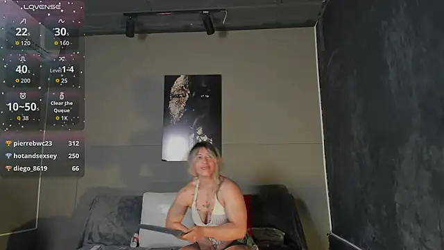 Snapshot of AliceFit_212 chatting on 04.29.26 AliceFit 212 online show from 04.29.26