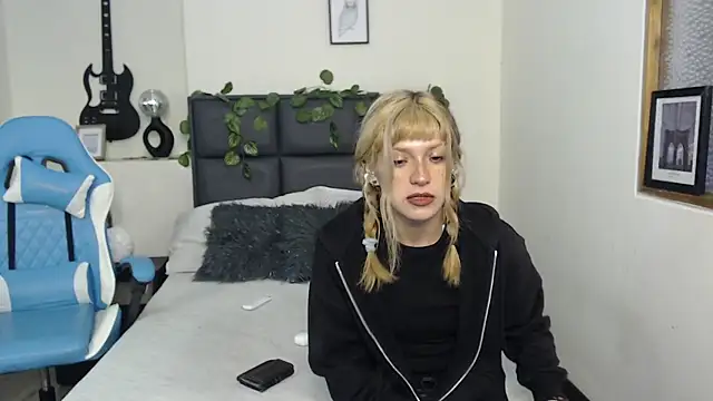 Amnesia  online show from 09.29.25