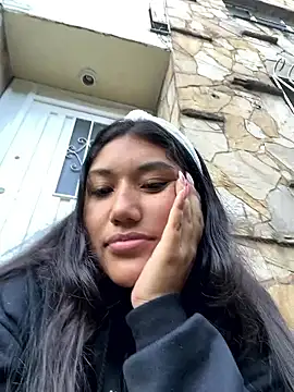 Snapshot of SharaRous chatting on 01.19.26 SharaRous online show from 01.19.26