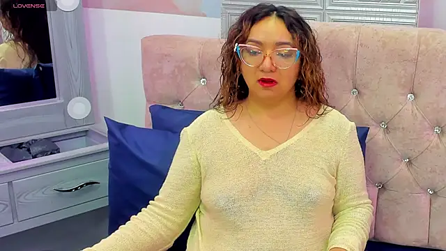 leyla smithh online show from 10.11.25