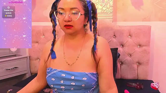 leyla smithh online show from 11.05.25