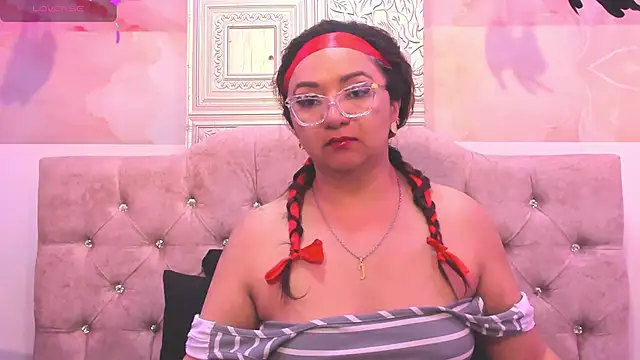 leyla smithh online show from 11.10.25