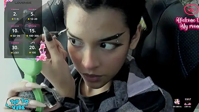 Snapshot of AnnyKitty_ chatting on 10.27.25 AnnyKitty online show from 10.27.25