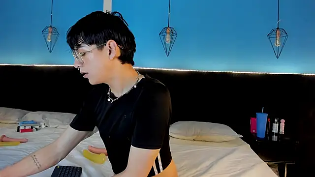 Snapshot of AleAurarashi chatting on 09.13.25 AleAurarashi online show from 09.13.25
