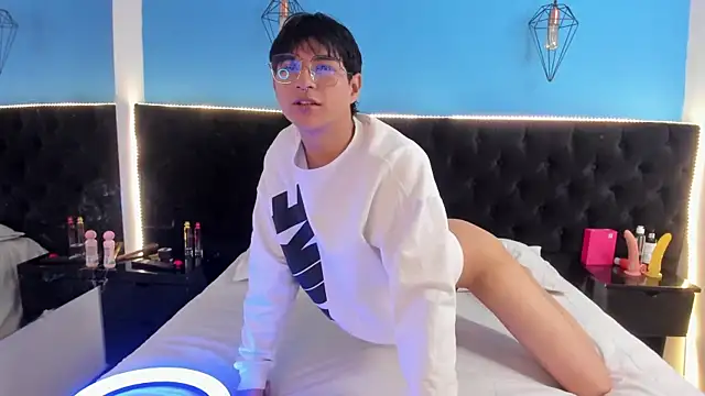 Snapshot of AleAurarashi chatting on 09.23.25 AleAurarashi online show from 09.23.25