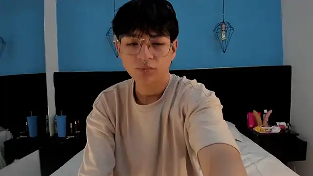 Snapshot of AleAurarashi chatting on 09.28.25 AleAurarashi online show from 09.28.25