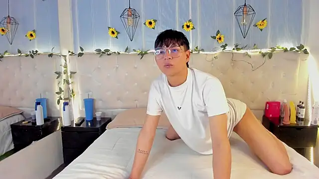 Snapshot of AleAurarashi chatting on 10.13.25 AleAurarashi online show from 10.13.25