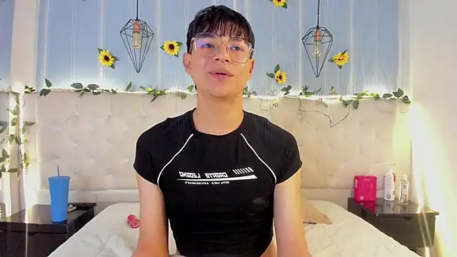 Snapshot of AleAurarashi chatting on 10.14.25 AleAurarashi online show from 10.14.25