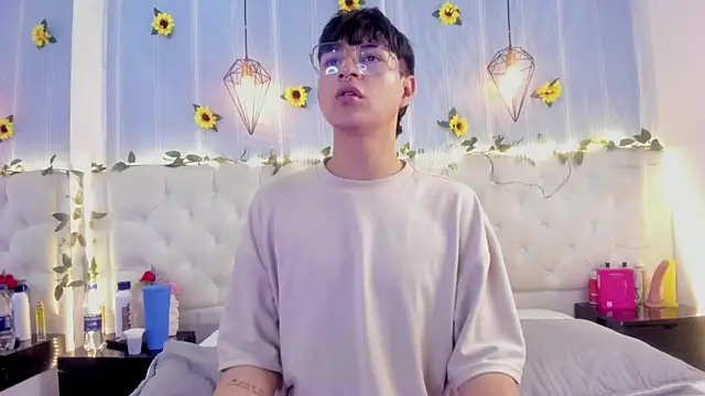 Snapshot of AleAurarashi chatting on 10.18.25 AleAurarashi online show from 10.18.25