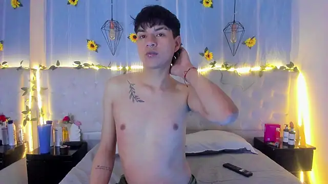 Snapshot of AleAurarashi chatting on 10.21.25 AleAurarashi online show from 10.21.25