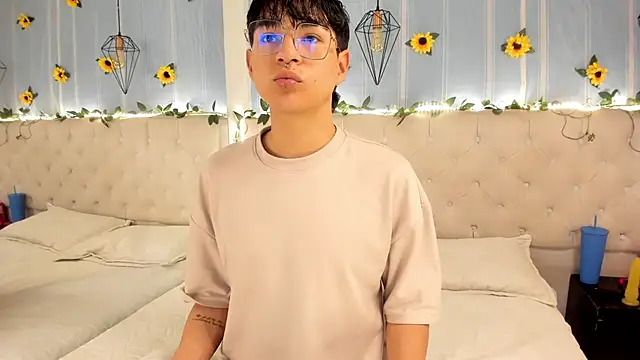 Snapshot of AleAurarashi chatting on 10.28.25 AleAurarashi online show from 10.28.25