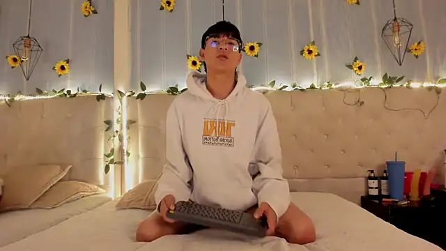 Snapshot of AleAurarashi chatting on 10.30.25 AleAurarashi online show from 10.30.25