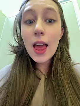 Snapshot of FroggyAnna chatting on 05.21.26 FroggyAnna online show from 05.21.26