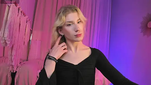 ArianaWest  online show from 10.03.25