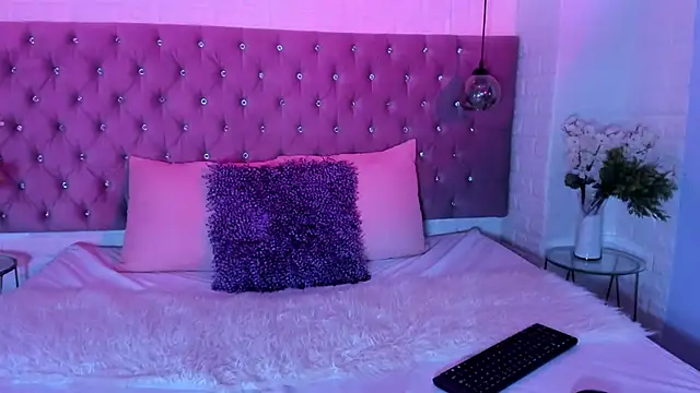 Scarlet Monroee online show from 10.21.25