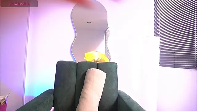 Snapshot of a_Malgosia_mako chatting on 10.19.25 a Malgosia mako online show from 10.19.25