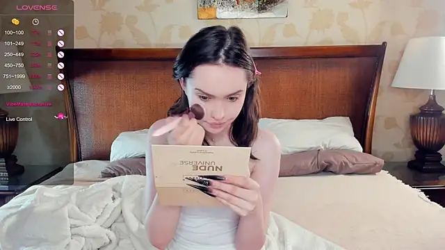 Snapshot of HerminePenna chatting on 10.18.25 HerminePenna online show from 10.18.25