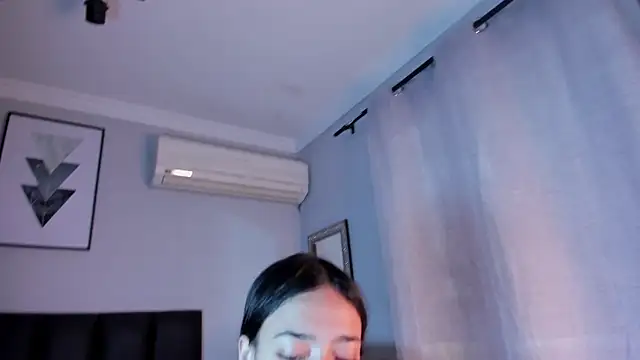 Snapshot of miIa_bratz chatting on 10.23.25 miIa bratz online show from 10.23.25